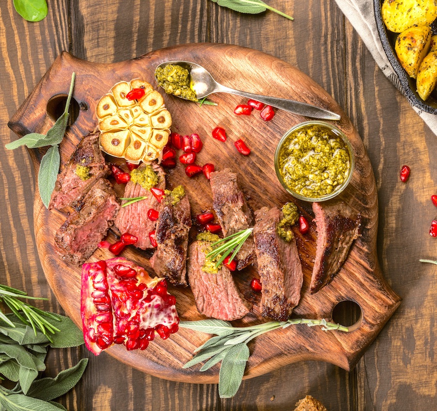 Filete de carne de canguro con guarnición de granada y salsa pesto