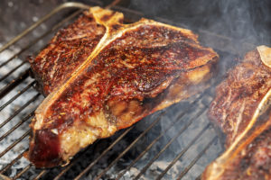 Ofrece-excelentes-T-bone-steaks