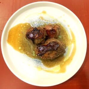 Carrillada de cerdo en plato blanco