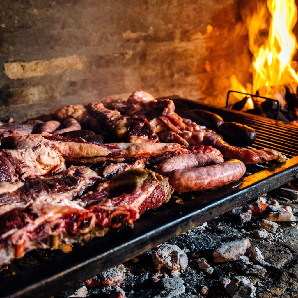 varios cortes de carne dispuestos para hacer a la parrilla